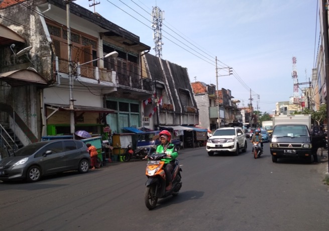 SUDAH BERUBAH: Situasi Jalan Jagalan ramai aktivitas warga. (MAHRUS/RADAR SURABAYA)