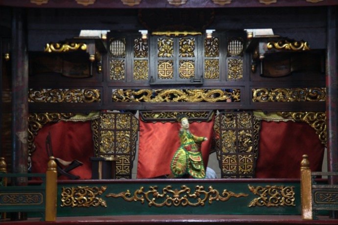 Pertunjukan wayang potehi di Kelenteng Dukuh, Surabaya, dimainkan dalang-dalang etnis Jawa. (SURYANTO/RADAR SURABAYA)