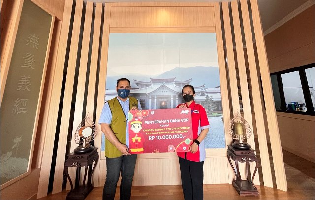 PEDULI: Penyerahan dana CSR JNE ke Yayasan Buddha Tzu Chi Indonesia Kantor Perwakilan Surabaya di Tahun Baru Imlek. (ISTIMEWA)