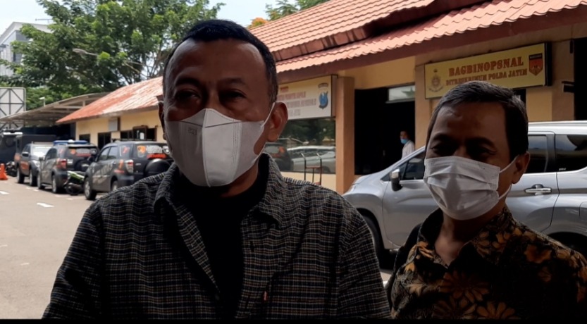 Bupati Ponorogo Sugiri Sancoko memberi keterangan seusai diperiksa di Polda Jatim. (MAHRUS/RADAR SURABAYA)