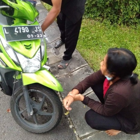 Seorang pembantu rumah tangga jadi korban kawanan penjambret di kawasan Babatan, Surabaya. (IST)