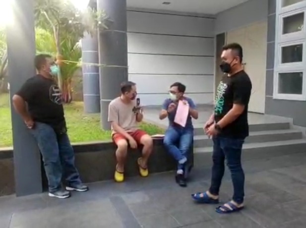 DIKEPUNG: Terpidana Hariman dikepung petugas kejaksaan di kawasan Dian Istana, Surabaya. (IST)