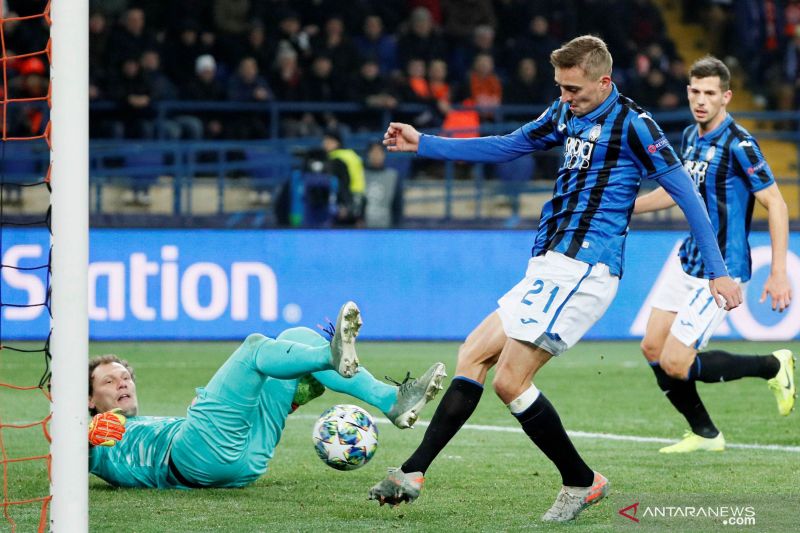 Pesepak bola Atalanta Timothy Castagne mencetak gol pertama untuk timnya ke gawang Shakhtar Donetsk setelah dilihat melalui VAR dalam laga babak lanjutan Group C Liga Champions, di Stadion Metalist, Kharkiv, Ukraina, Rabu (11/12/2019). Atalanta lolos ke b