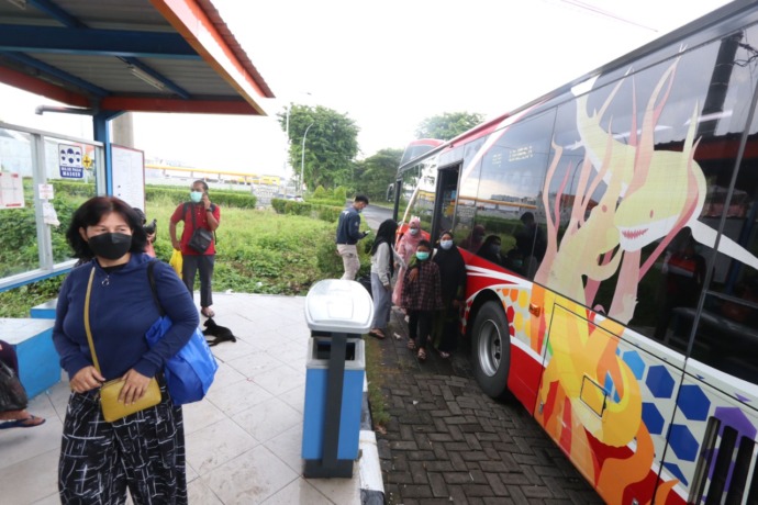 Selama PPKM level 2 jumlah penumpang bus kota dibatasi 50 persen. (SURYANTO/RADAR SURABAYA)