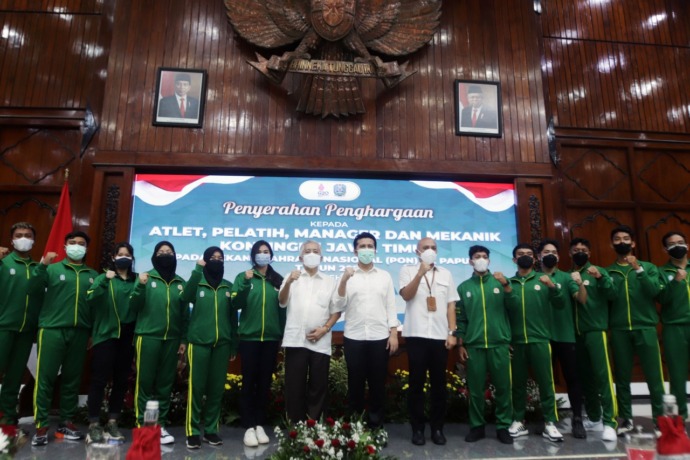 Wakil Gubernur Jatim Emil Elistianto Dardak bersama sejumlah perwakilan atlet PON Jawa Timur saat pencairan bonus di ruang rapat Binaloka Adikara, kantor Setdaprov Jatim, Surabaya, Rabu (16/2).  (ANDY SATRIA/RADAR SURABAYA)