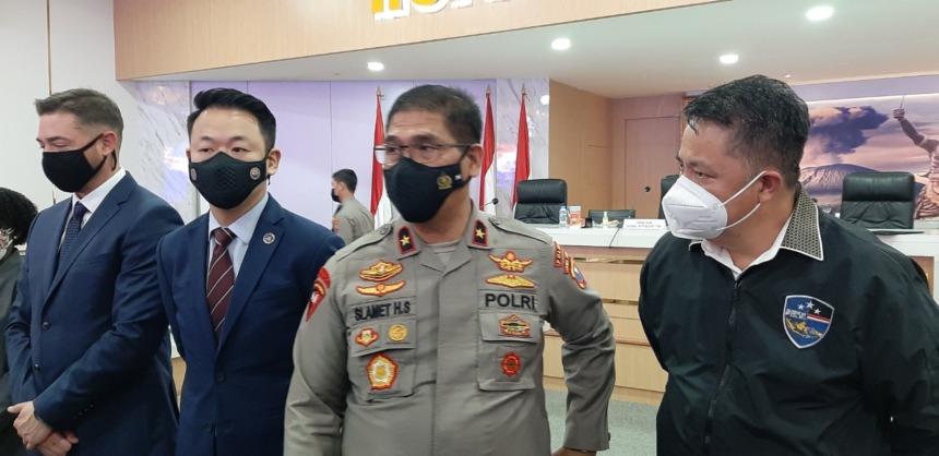 BERI KETERANGAN: Wakapolda Jatim Brigjen Pol Slamet Hadi Supraptoyo didampingi Dirreskrimsus Kombes Pol Farman. (MAHRUS/RADAR SURABAYA)