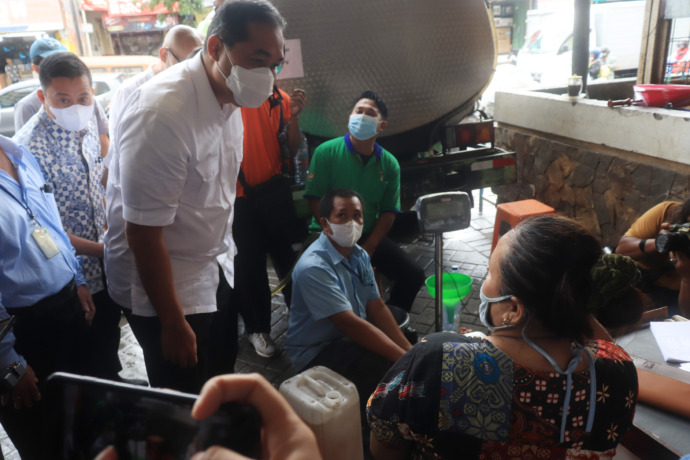 SIDAK: Menteri Perdagangan M Lutfi meninjau pasokan minyak goreng di Pasar Tambakrejo, Surabaya. (SURYANTO/RADAR SURABAYA)