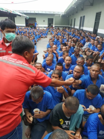 Petugas memberikan layanan kepada ratusan penghuni Liponsos Keputih, Surabaya. (RAHMAT SUDRAJAT/RADAR SURABAYA)