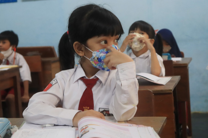 SANTAI: Suasana pembelajaran tatap muka (PTM) di salah satu sekolah dasar di Surabaya. (SURYANTO/RADAR SURABAYA)