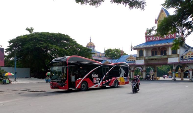 MASIH KINCLONG: Salah satu armada Suroboyo Bus (SB) menurunkan penumpang di kawasan wisata Kenjeran, Surabaya. (LAMBERTUS LUSI HUREK/RADAR SURABAYA)