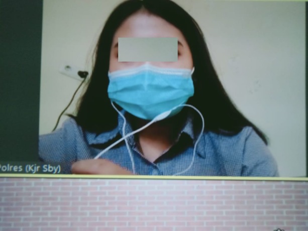 MENYESAL: Terdakwa kasus bugil live diadili secara daring di PN Surabaya. (FARIS/RADAR SURABAYA)