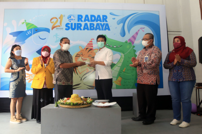 TUMPENG ULANG TAHUN: Direktur Radar Surabaya Lilik Widiantoro memberikan potongan tumpeng kepada Wagub Jatim Emil Elestianto Dardak saat menghadiri perayaan HUT ke-21 Radar Surabaya di Jalan Kembang Jepun 167, Surabaya, Kamis (24/2). (ANDY SATRIA/RADAR SU