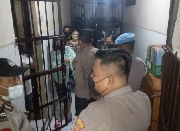 DIPERIKSA: Polisi mengecek ruang tahanan di Polrestabes Surabaya untuk mengantisipasi adanya barang-barang terlarang. (GUNTUR IRIANTO/RADAR SURABAYA)