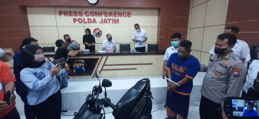 BANDIT JALANAN: Tersangka Nur Kholis diamankan di Polda Jatim bersama barang bukti motor curian. (MAHRUS/RADAR SURABAYA)