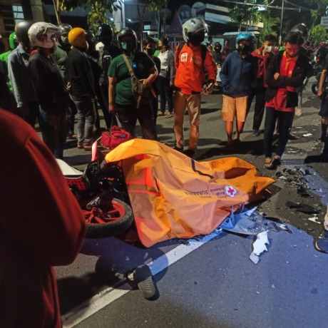 TRAGIS: Jenazah Roziq Abdillah tergeletak di Jalan Manyar Kertoarjo, Surabaya. (IST)