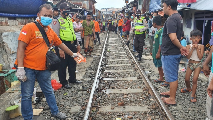 TRAGIS: Petugas melakukan olah TKP di rel Jalan Kemayoran, Surabaya. (IST)