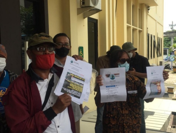 BAWA BUKTI: Winarto saat melapor di SPKT Polda Jatim, Rabu (23/2). (MAHRUS/RADAR SURABAYA)