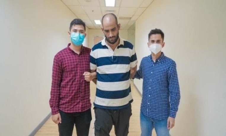 KENA BATUNYA: Petugas mengamankan Moin D Habib setelah keluar dari kantor perwakilan Palestina di Jakarta.  (IST)