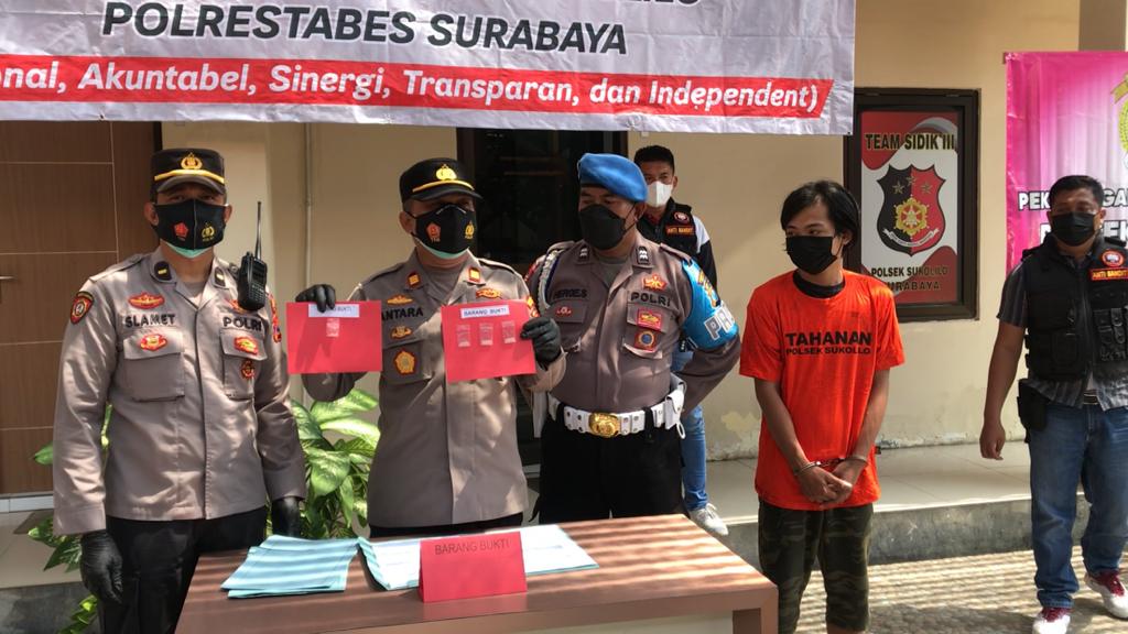 NYAMBI NYABU: Wakapolsek Sukolilo AKP Antara menunjukkan tersangka Andik Joko dan barang bukti narkoba. (IST)