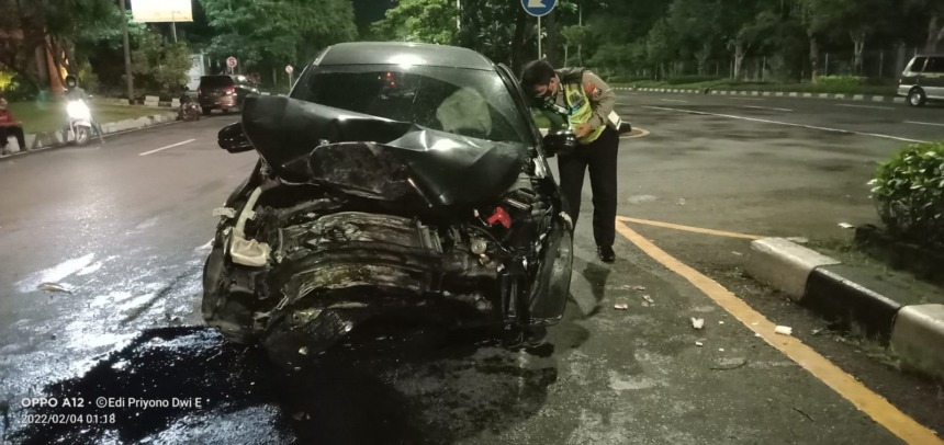 Kondisi mobil yang ringsek setelah menabrak pohon di kawasan MERR Surabaya. (IST)