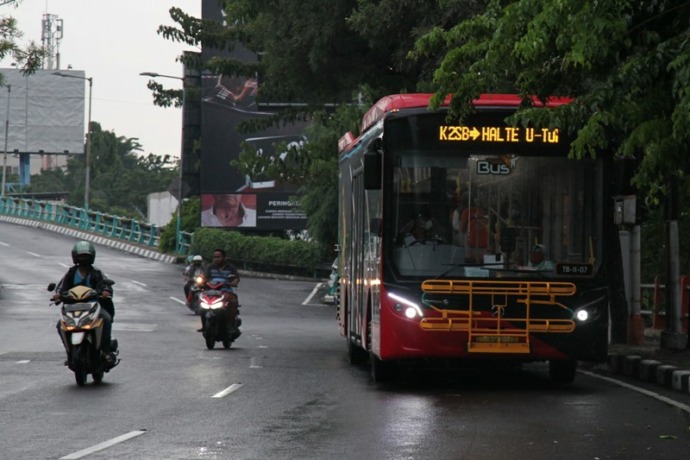 Bus Trans Semanggi Suroboyo (TSS) akhirnya mulai beroperasi, Selasa (1/2). (SURYANTO/RADAR SURABAYA)
