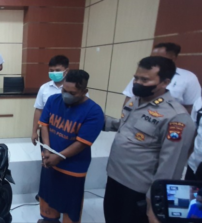 TAK BERKELIT: Tersangka Nur Kholis, eksekutor pencuri motor driver ojol, ditahan di Mapolda Jatim. (MAHRUS/RADAR SURABAYA)