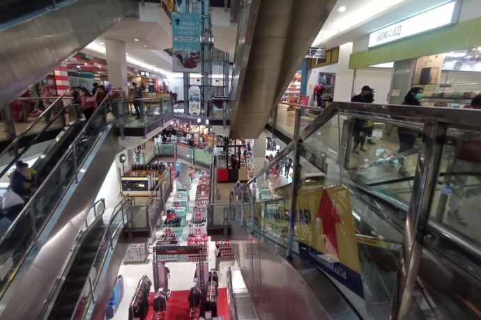 PENGETATAN PROKES: Memasuki penerapan PPKM Level 2 dilakukan pembatasan terhadap aktivitas di supermarket hingga pasar tradisional. (SURYANTO/RADAR SURABAYA)