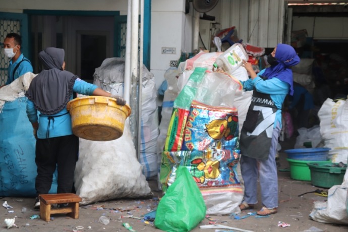 DIDAUR ULANG: Aktivitas pemilahan sampah di Bank Sampah Induk Surabaya yang ada di kawasan Ngagel. (FARIS/RADAR SURABAYA)