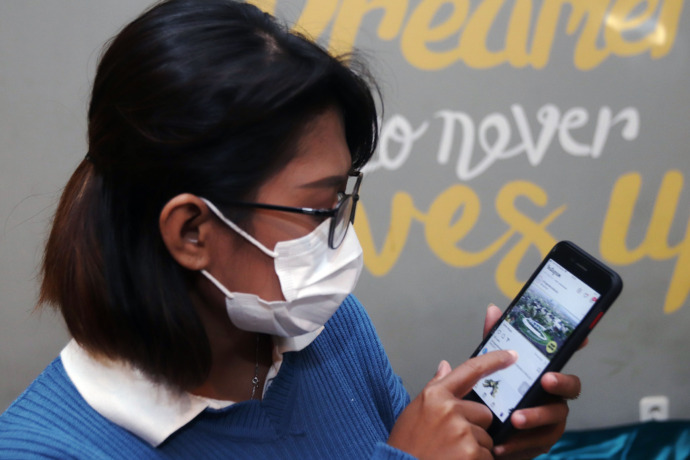 ERA BARU: Penggunaan ponsel pintar menjadi kebutuhan di era digital. (ANDY SATRIA/RADAR SURABAYA)