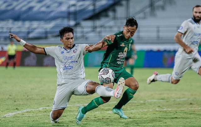 BINTANG:  Samsul Arif Munip (kanan) bintang kemenangan Persebaya yang sebelumnya juga sempat bermain untuk Arema FC. (PERSEBAYA.ID)