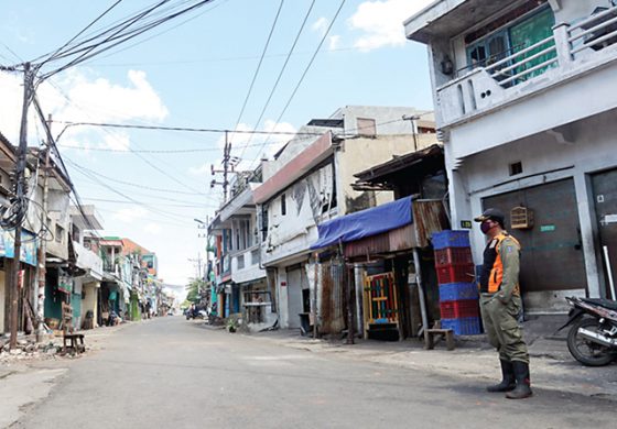 Petugas satpol PP mengawasi kawasan PPI Surabaya. (JAWA POS)
