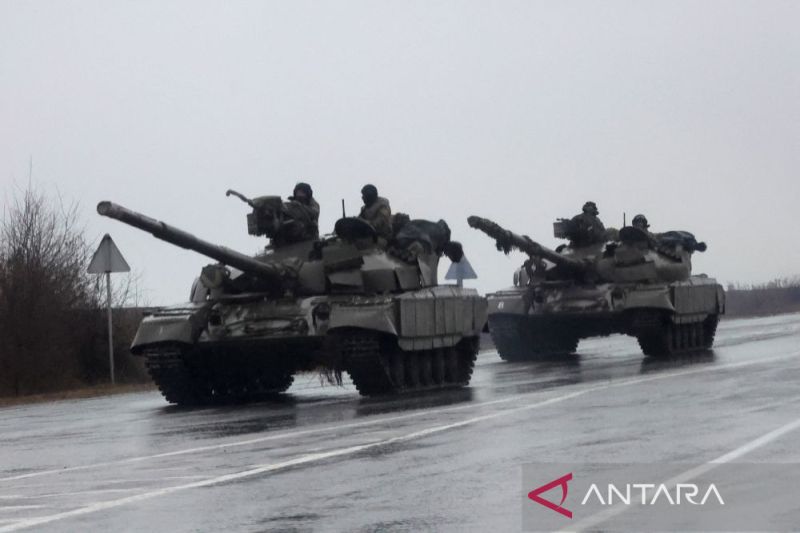 Tank Rusia bergerak ke kota, setelah Presiden Rusia Vladimir Putin mengizinkan operasi militer di Ukraina timur, di Mariupol, 24 Februari 2022. (ANTARA/Reuters/Carlos Barria/as)
