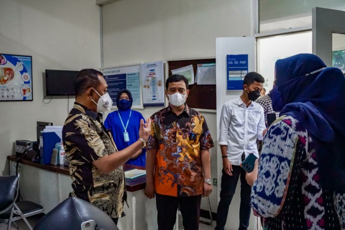 Wawali Surabaya Armudji meninjau salah satu puskesmas di Surabaya. (RAHMAT SUDRAJAT/RADAR SURABAYA)