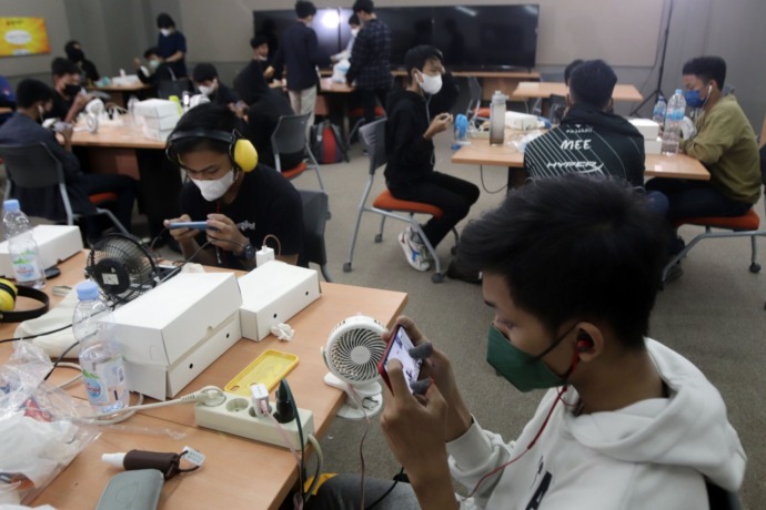 Puluhan atlet bertanding dalam turnamen e-sport East Java Esport Championship 2021 kategori PUBG, di Universitas Ciputra Surabaya, Minggu (6/2). (ANDY SATRIA/RADAR SURABAYA)