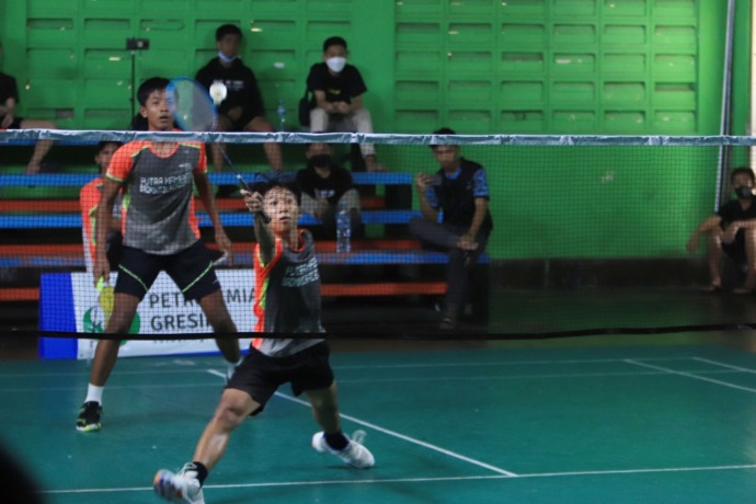 SURYANAGA CUP: Pasangan ganda putra asal Kediri, Nawal dan Adriel, berhasil mengalahkan pasangan ganda putra asal Pasuruan, Daniswara dan Yeremia, dalam Suryanaga CUP 2022 di GOR Suryanaga, Sabtu (19/2). (ANDY SATRIA/RADAR SURABAYA)