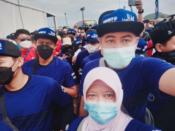 TAAT PROKES: Wartawan Radar Surabaya Lainin Nadziroh bersama rombongan antre memindai barcode PeduliLindungi di pintu masuk Sirkuit Mandalika, NTB. (LAININ/RADAR SURABAYA)