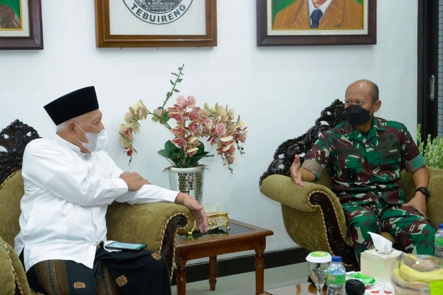 SILATURAHIM: Pangdam V/Brawijaya Mayjen TNI Nurchahyanto saat bertemu dengan pengasuh Ponpes Tebuireng, KH Abdul Hakim Machfud. (ISTIMEWA)
