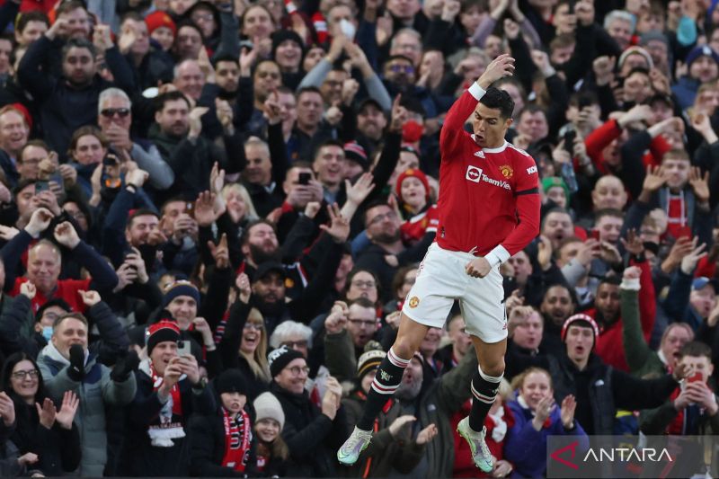 Pemain Manchester United Cristiano Ronaldo merayakan gol saat melawan Tottenham Hotspur dalam laga Liga Inggris di Old Trafford, Manchester, Inggris Sabtu (12/3/2022). Ronaldo mencetak hattrick dalam laga tersebut dan membawa MU menang 3-2. (ANTARA FOTO/R