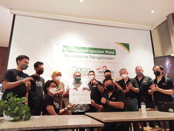 KERJASAMA: Tjahjono Harjono (empat dari kanan) dan Eva Bachtiar bersama angggota Apkrindo usai MoU kerjasama antara Apkrindo Jatim dan Garda Pangan untuk pengelolaan makanan surplus dan sampah organik.  (M. Afiq Firdaus)