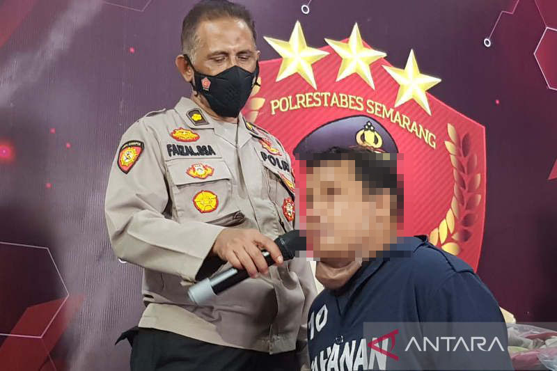 Pelaku pencabulan terhadap anak kandungnya hingga tewas dihadirkan dalam pers rilis di Mapolrestabes Semarang, Senin. (ANTARA)