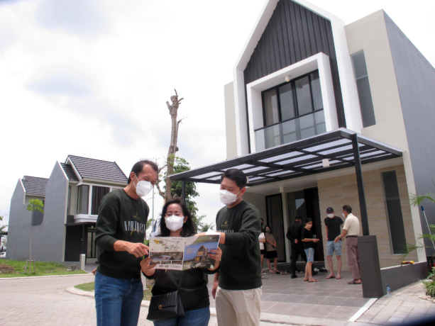 BIDIK SEGMEN MILENIAL: Dari kiri; Hendra Lauw, Ayu Asri dan Kevyn Hadianto menjelaskan cluster terbaru  Northwest Park CitraLand Surabaya yang membidik segmen milenial. (Abdullah Munir)
