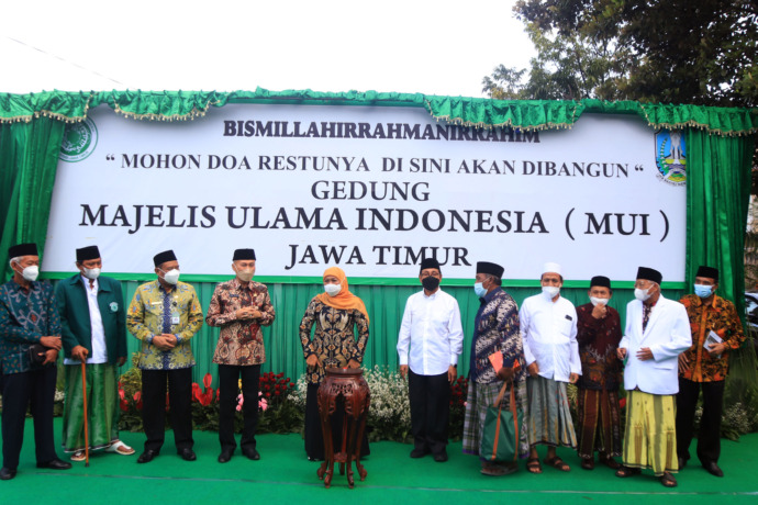 Gubernur Khofifah saat menghadiri soft launching pembangunan gedung baru MUI Jatim. (ANDY SATRIA/RADAR SURABAYA)