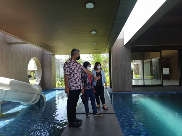 SEGERA OPERASIONAL: Agung Krisprimandoyo, Vica Yustisiana dan Illa Fardah saat meninjau Club House CitraGarden. Fasilitas ini dibuka untuk warga dan masyarakat umum dengan sistem membership. (M. Afiq Firdaus/Radar Surabaya)