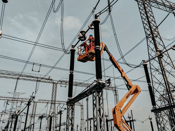 PEMELIHARAAN: PLN UIT JBM terus melakukan pemeliharaan rutin sebagai upaya agar suplai pasokan listrik ke pelanggan dapat terus andal. (ISTIMEWA)