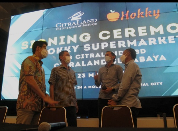 KERJA SAMA: Dari kiri : Rudy Tjandra, Rudy Wirawan, Hendra Lauw dan Sutoto Yakobus berbincang usai penandatanganan MoU kerja sama antara CitraLand Surabaya dan Super Market Hokky di Marketing Gallery Citraland Surabaya. (Abdullah Munir/Radar Surabaya)