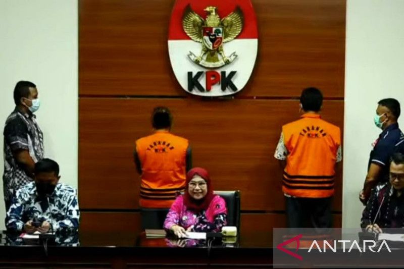 Wakil Ketua KPK Lili Pintauli Siregar saat jumpa pers di Gedung Merah Putih KPK, seperti dipantau dari kanal YouTube KPK RI, di Jakarta, Kamis (23/3/2022). (ANTARA)