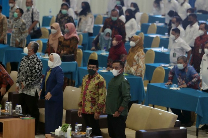 KULIAH UMUM: Mendes PTDTT, Halim Iskandar, bersama Bupati Bojonegoro, Anna Mua