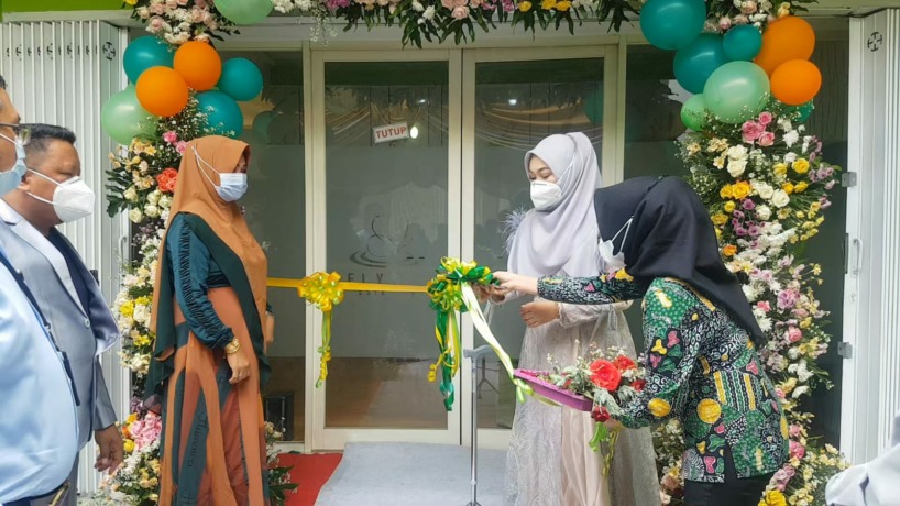 SIMBOLIS : dr. Astrid Meya Shinta menggunting pita saat meresmikan klinik Elysia Estetika cabang Surabaya. (ISTIMEWA)