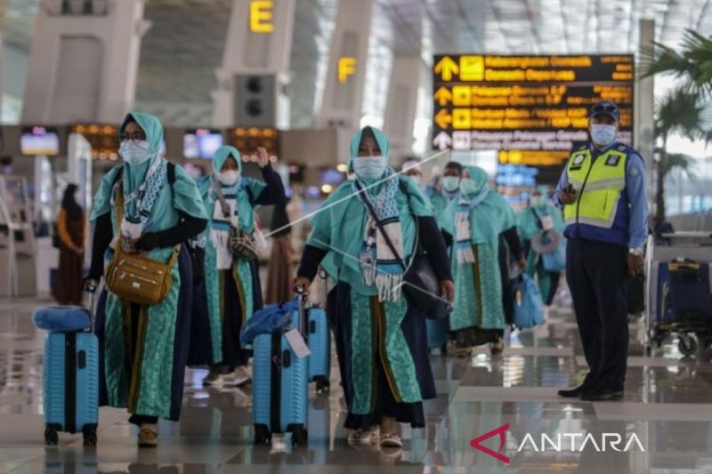 Sejumlah calon jamaah umrah berjalan di Terminal 3 Bandara Internasional Soekarno-Hatta, Tangerang, Banten, Sabtu (8/1/2022). (ANTARA)