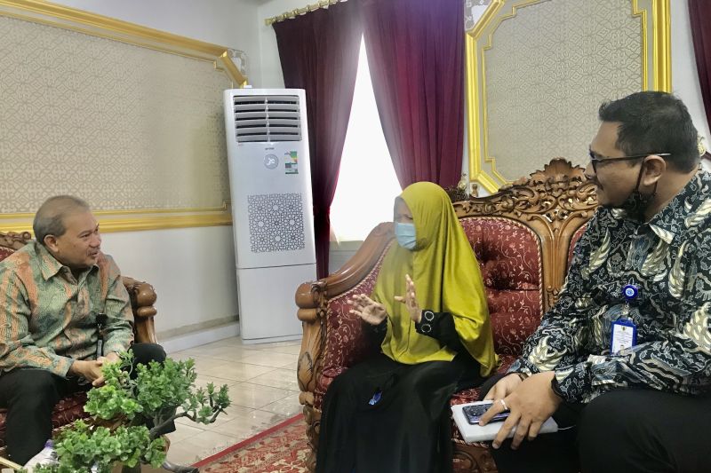 Konsul Jenderal RI Jeddah Eko Hartono (kiri) bertemu dengan pekerja migran Indonesia berinisial PUB (kanan). KJRI Jeddah membantu menangani masalah pembayaran gaji PUB yang bekerja di Arab Saudi. (ANTARA/HO-KJRI Jeddah)